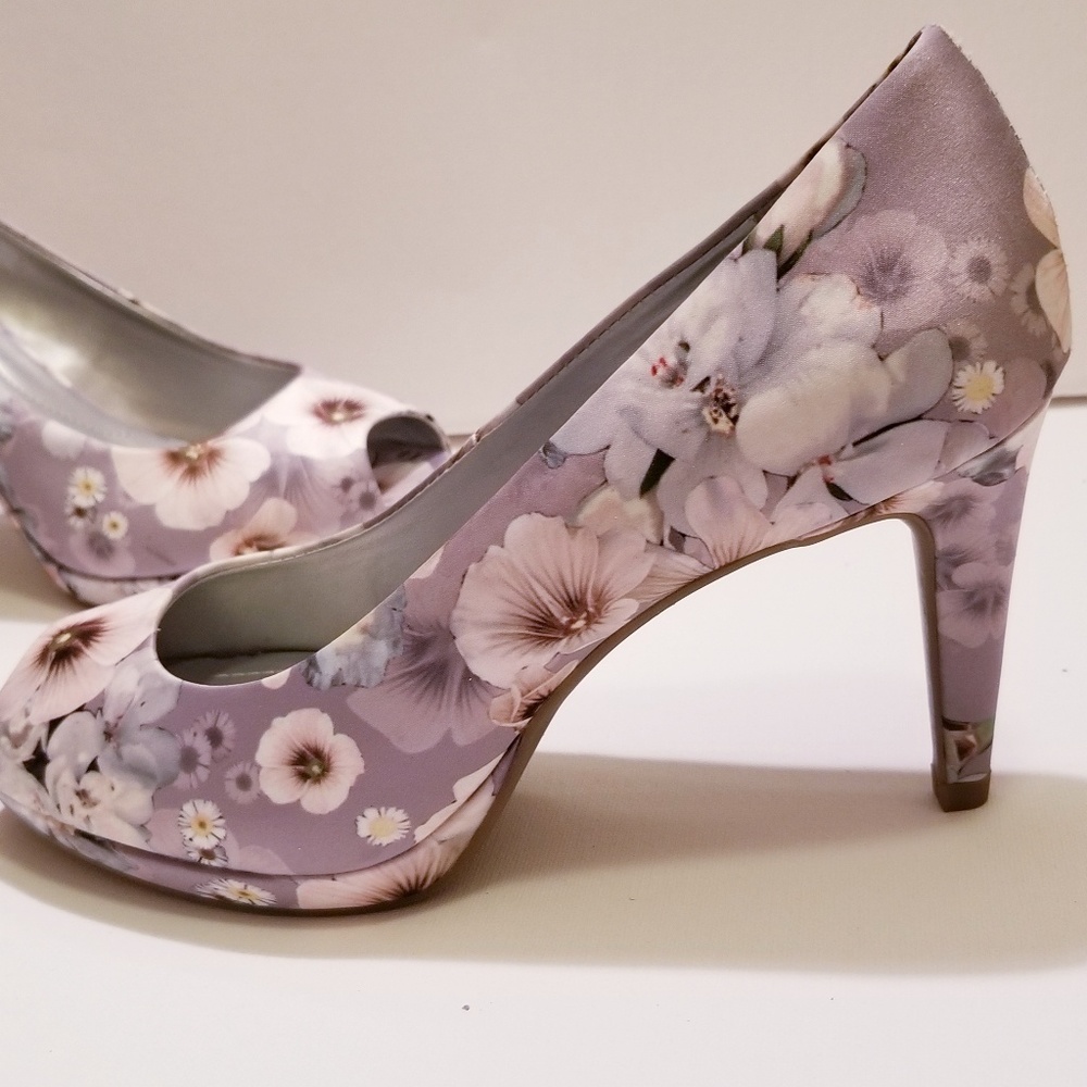 Bandolino floral peep toe mid heel pump